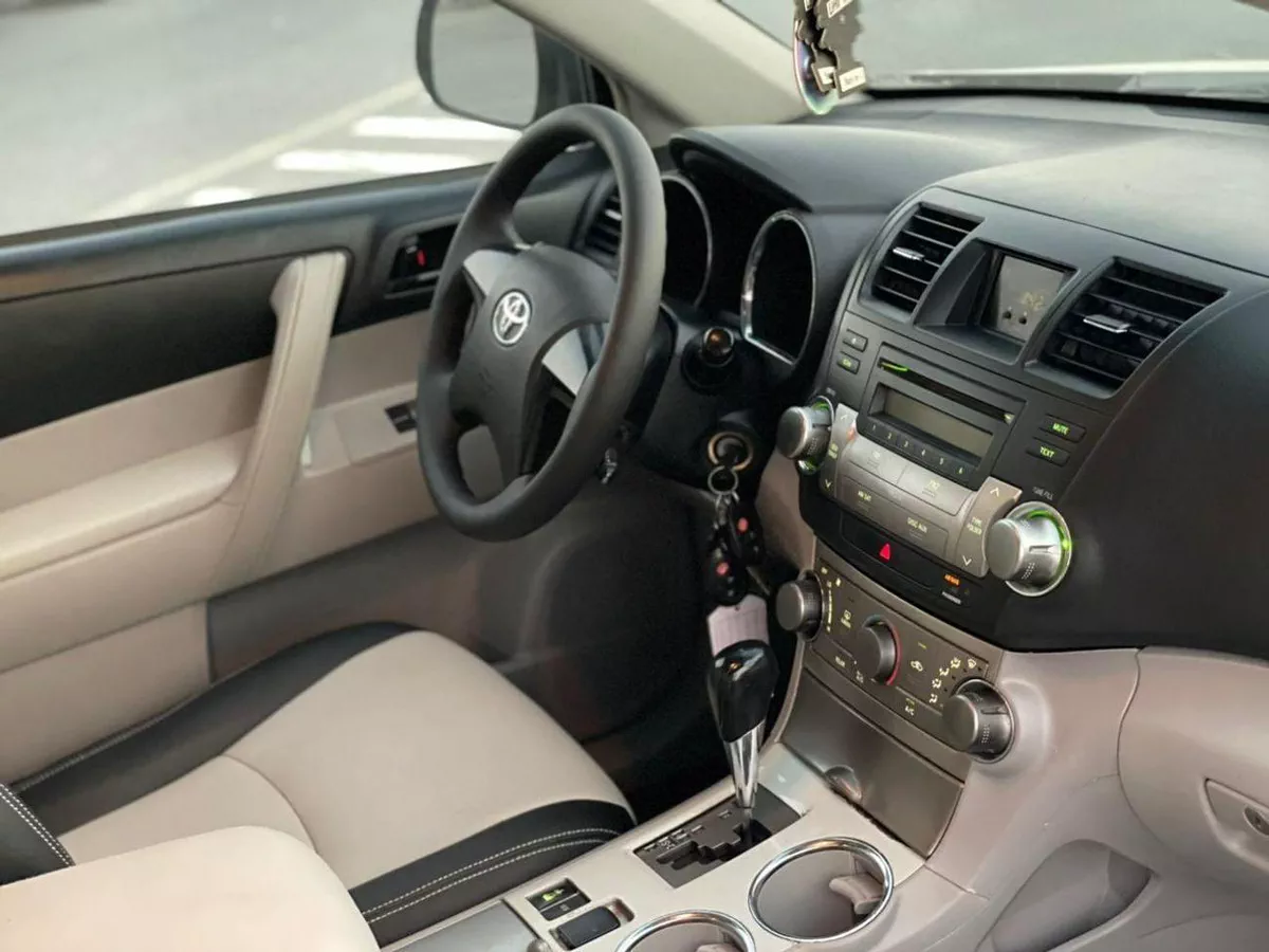 Toyota Highlander BASE 2012 Toyota Highlander 4x4 - 3.5L V6 MidOption+ 7 Leather Seats Great Condition --11-0