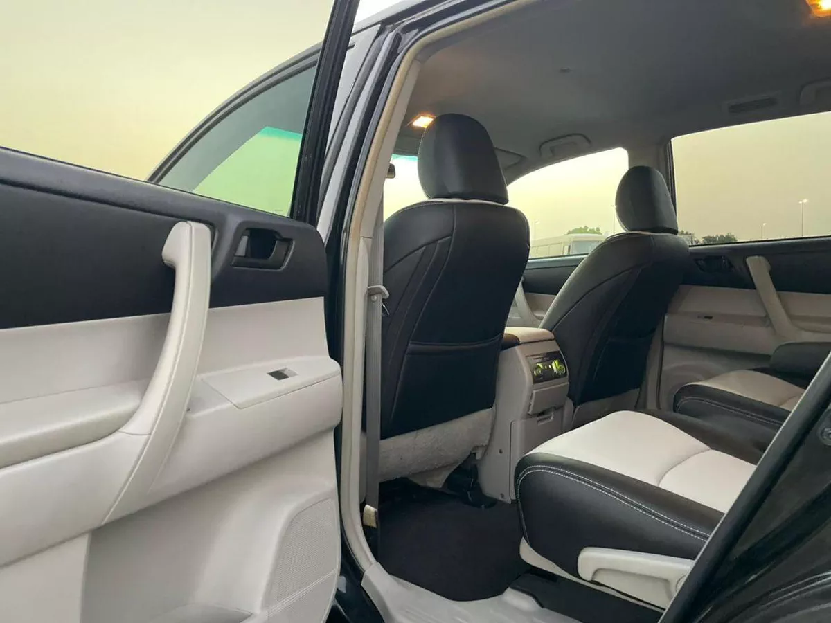 Toyota Highlander BASE 2012 Toyota Highlander 4x4 - 3.5L V6 MidOption+ 7 Leather Seats Great Condition --12-0