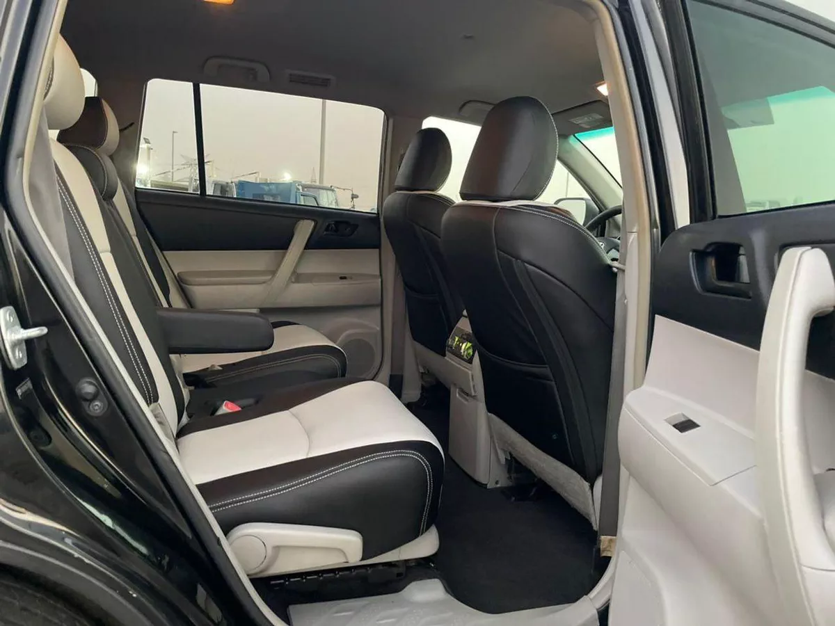 Toyota Highlander BASE 2012 Toyota Highlander 4x4 - 3.5L V6 MidOption+ 7 Leather Seats Great Condition --13-0