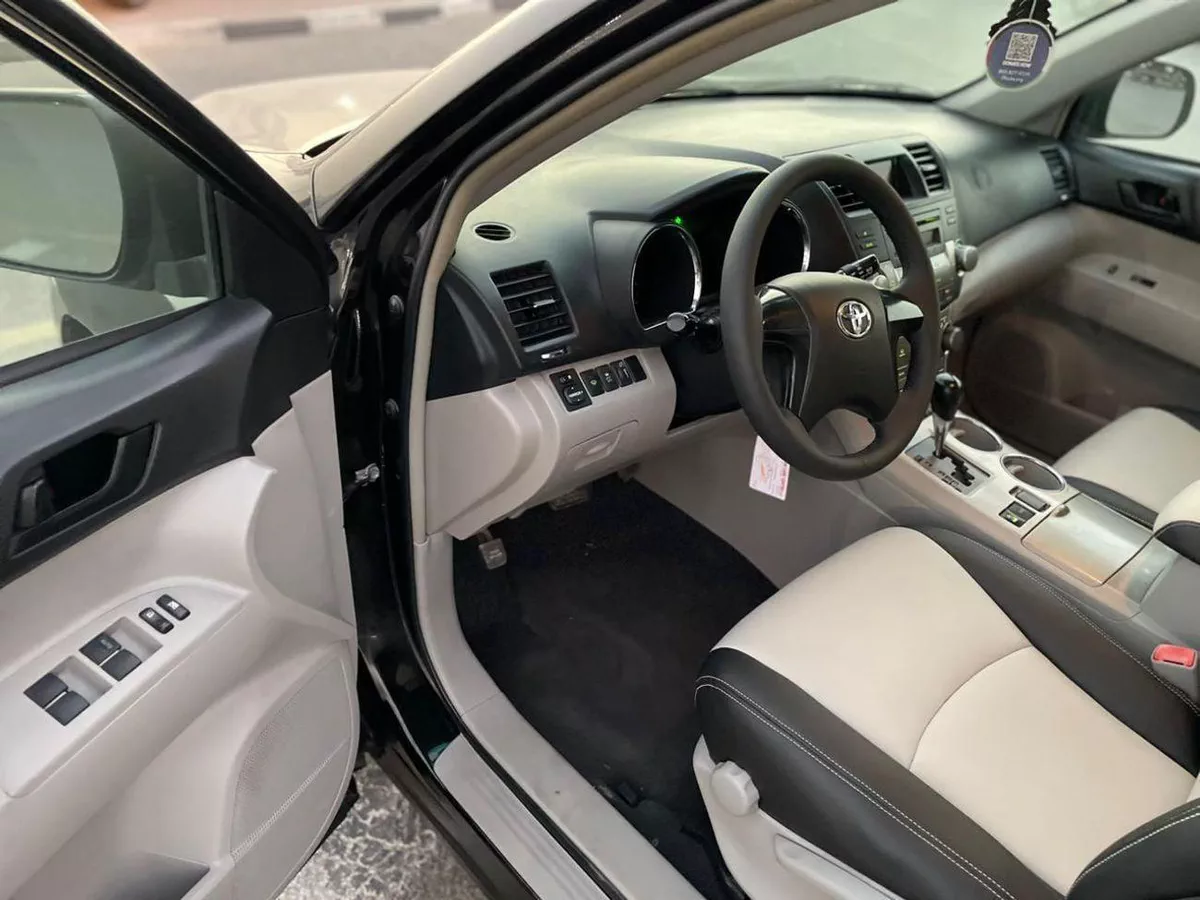 Toyota Highlander BASE 2012 Toyota Highlander 4x4 - 3.5L V6 MidOption+ 7 Leather Seats Great Condition --17-0
