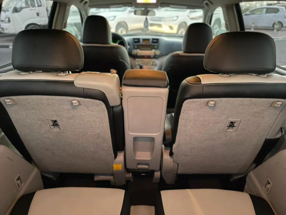 Toyota Highlander BASE 2012 Toyota Highlander 4x4 - 3.5L V6 MidOption+ 7 Leather Seats Great Condition --19-0