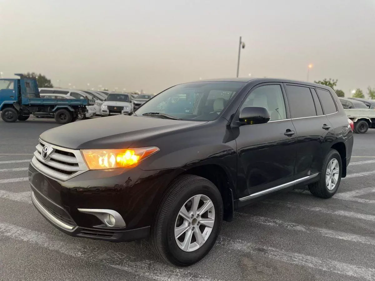 Toyota Highlander BASE 2012 Toyota Highlander 4x4 - 3.5L V6 MidOption+ 7 Leather Seats Great Condition --1-0
