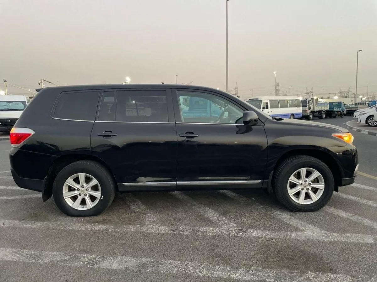 Toyota Highlander BASE 2012 Toyota Highlander 4x4 - 3.5L V6 MidOption+ 7 Leather Seats Great Condition --4-0
