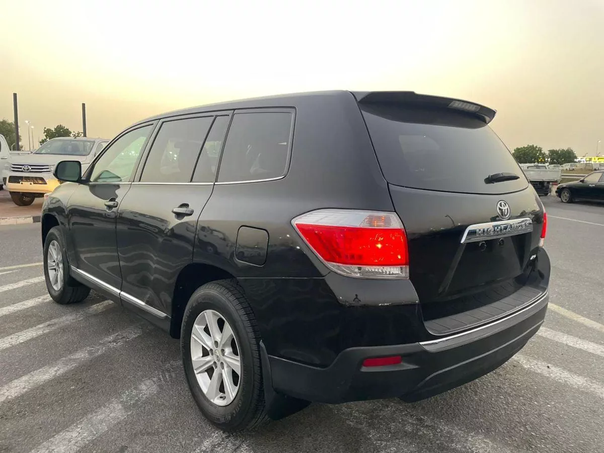 Toyota Highlander BASE 2012 Toyota Highlander 4x4 - 3.5L V6 MidOption+ 7 Leather Seats Great Condition --5-0