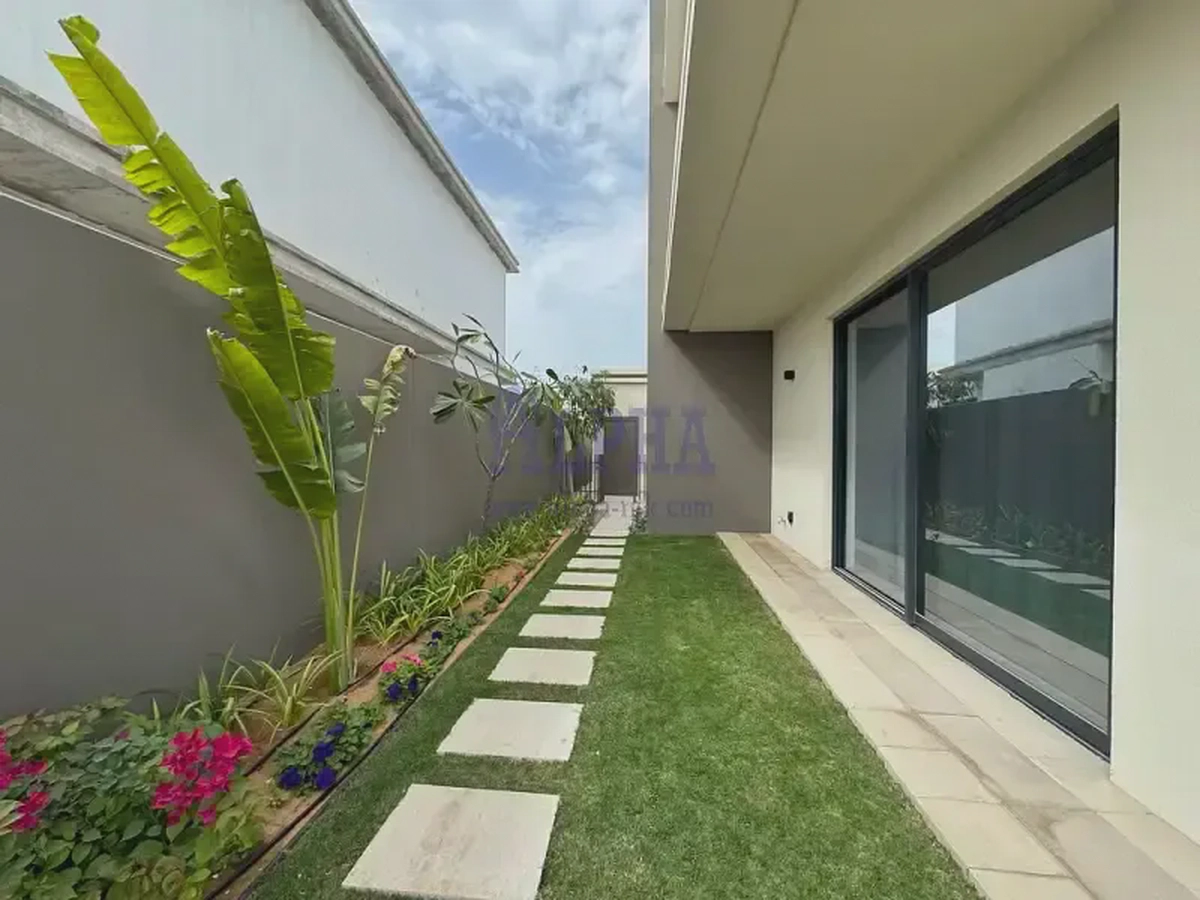 3 BR Plus Maid Room | Luxury Villa| Canal |-2-2