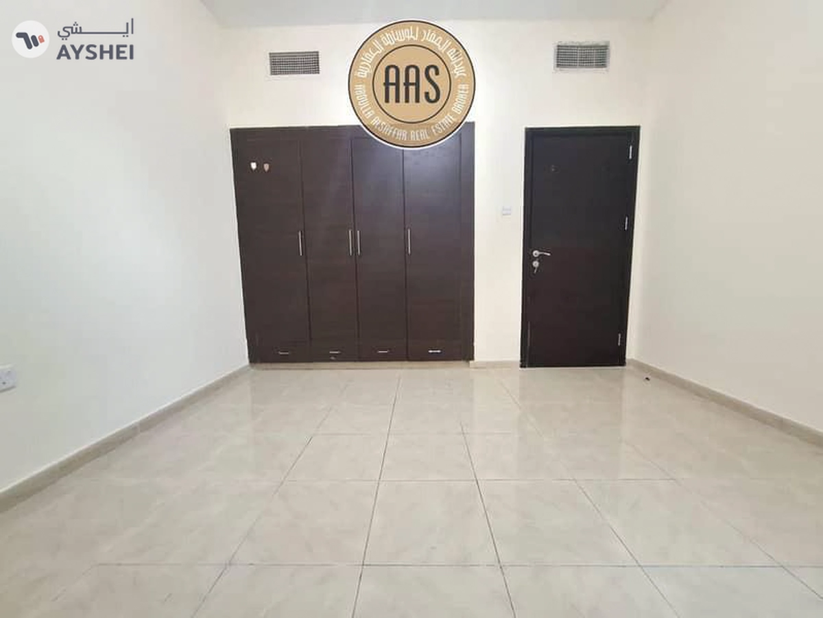 In prime location huge 2bhk with Balcony Wardrobes-10-10
