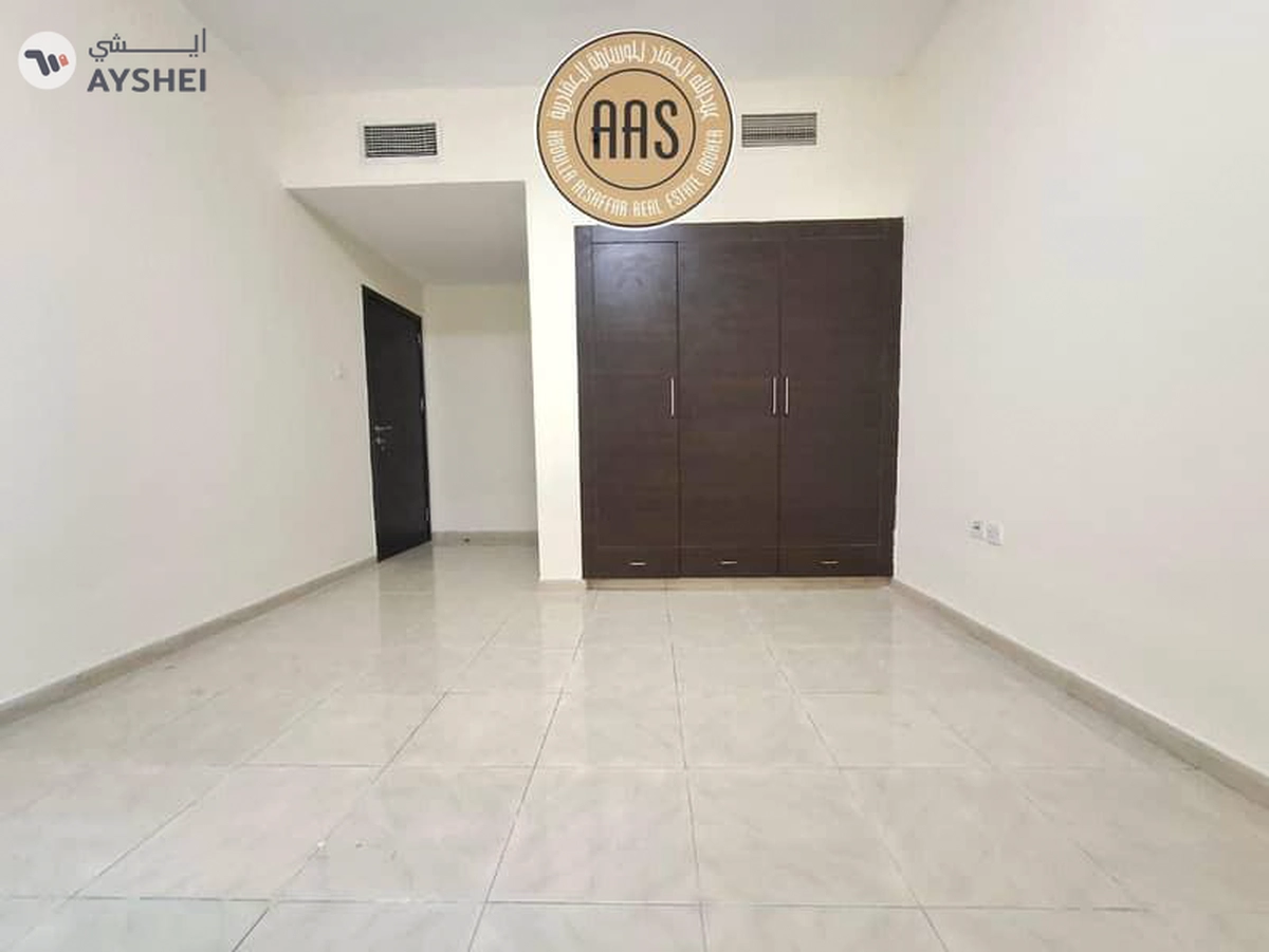 In prime location huge 2bhk with Balcony Wardrobes-12-12