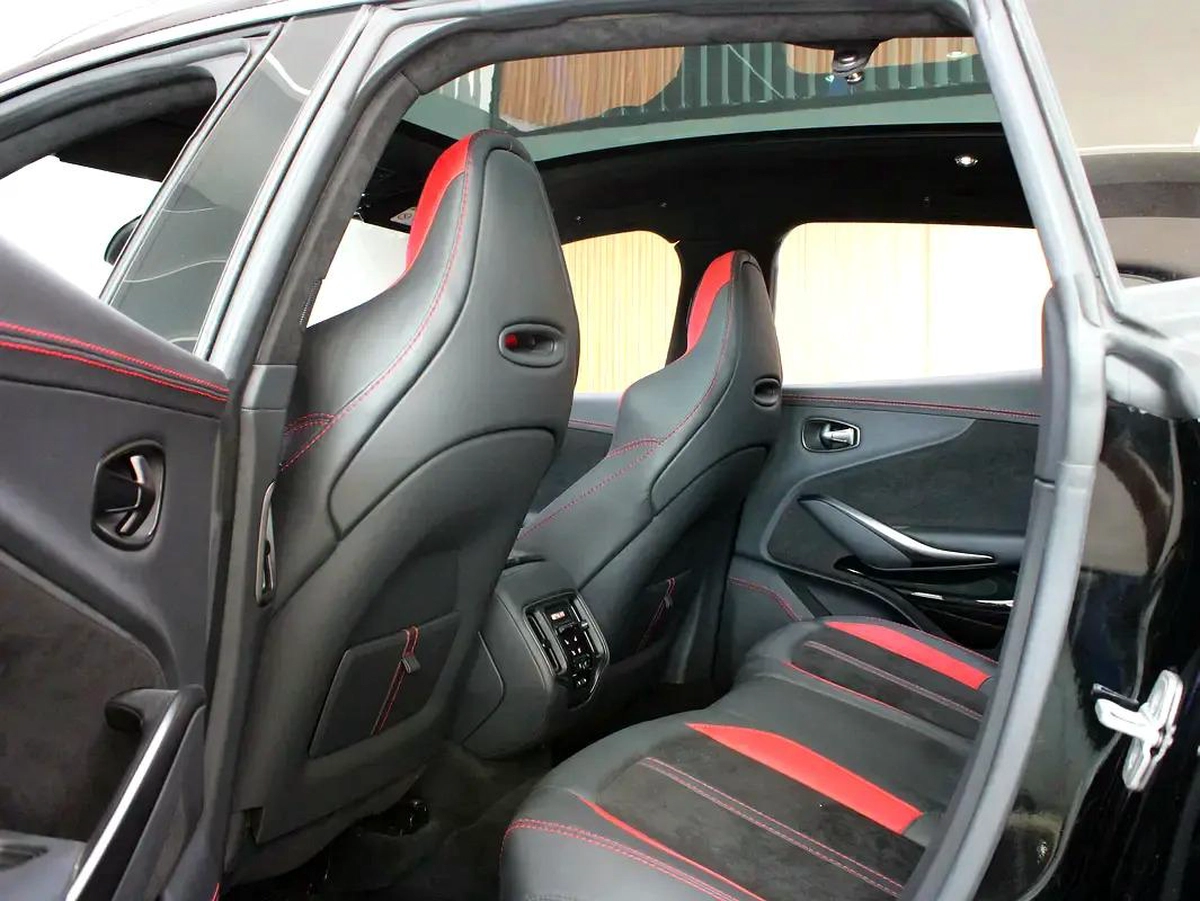 2022 - Aston Martin DBX 550 - Low mileage-1-1