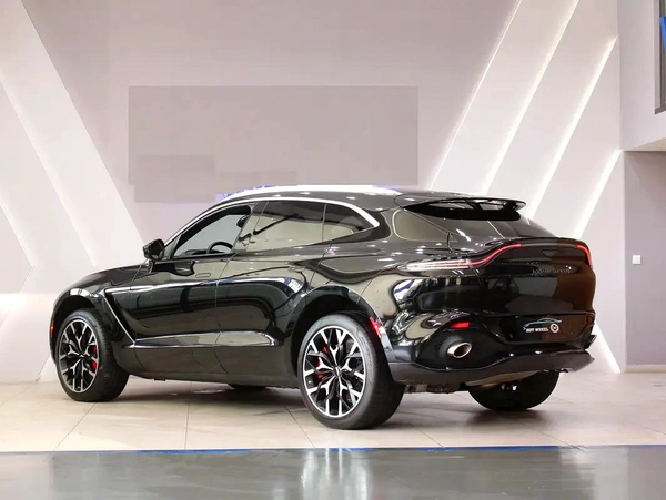 2022 - Aston Martin DBX 550 - Low mileage