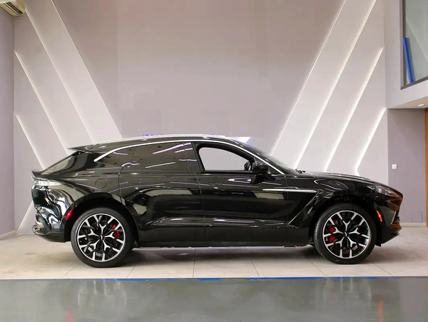 2022 - Aston Martin DBX 550 - Low mileage
