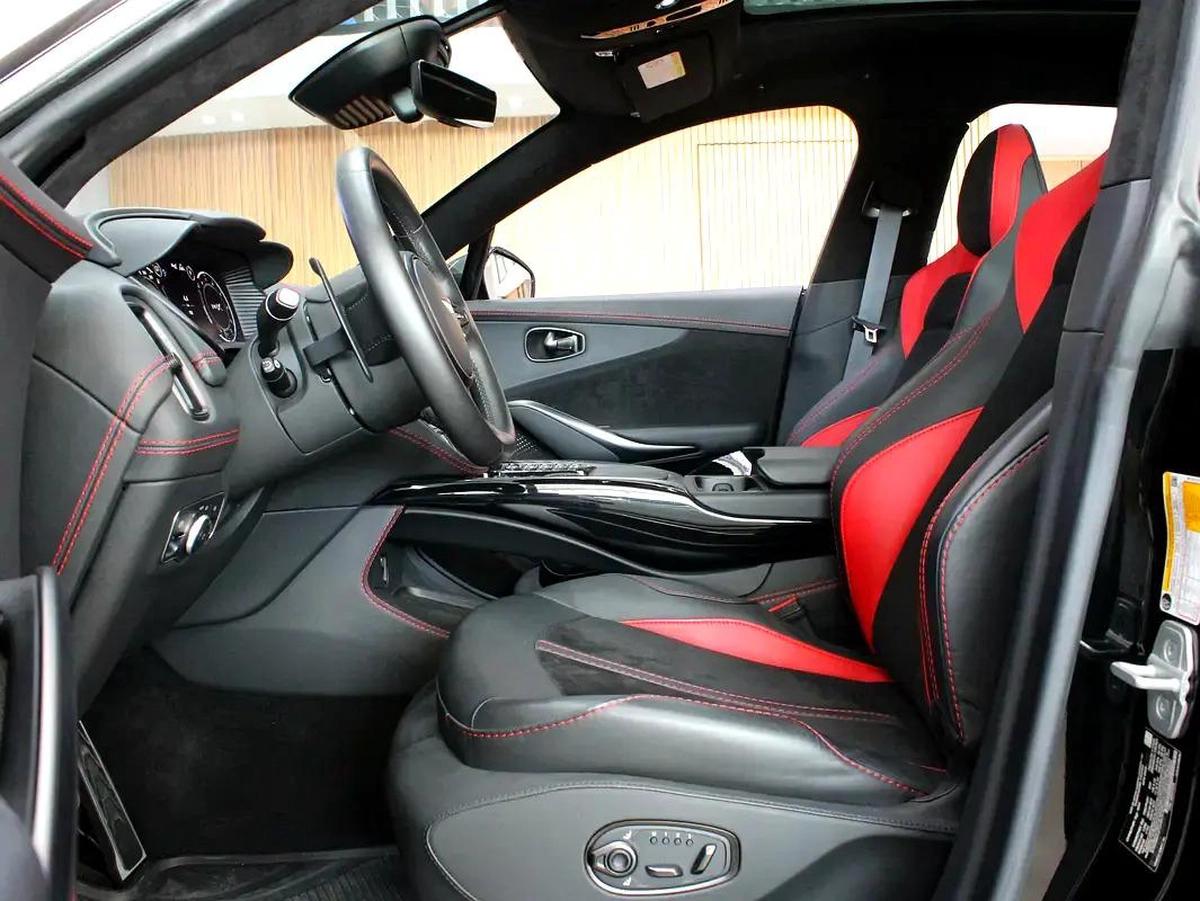 2022 - Aston Martin DBX 550 - Low mileage-9-9