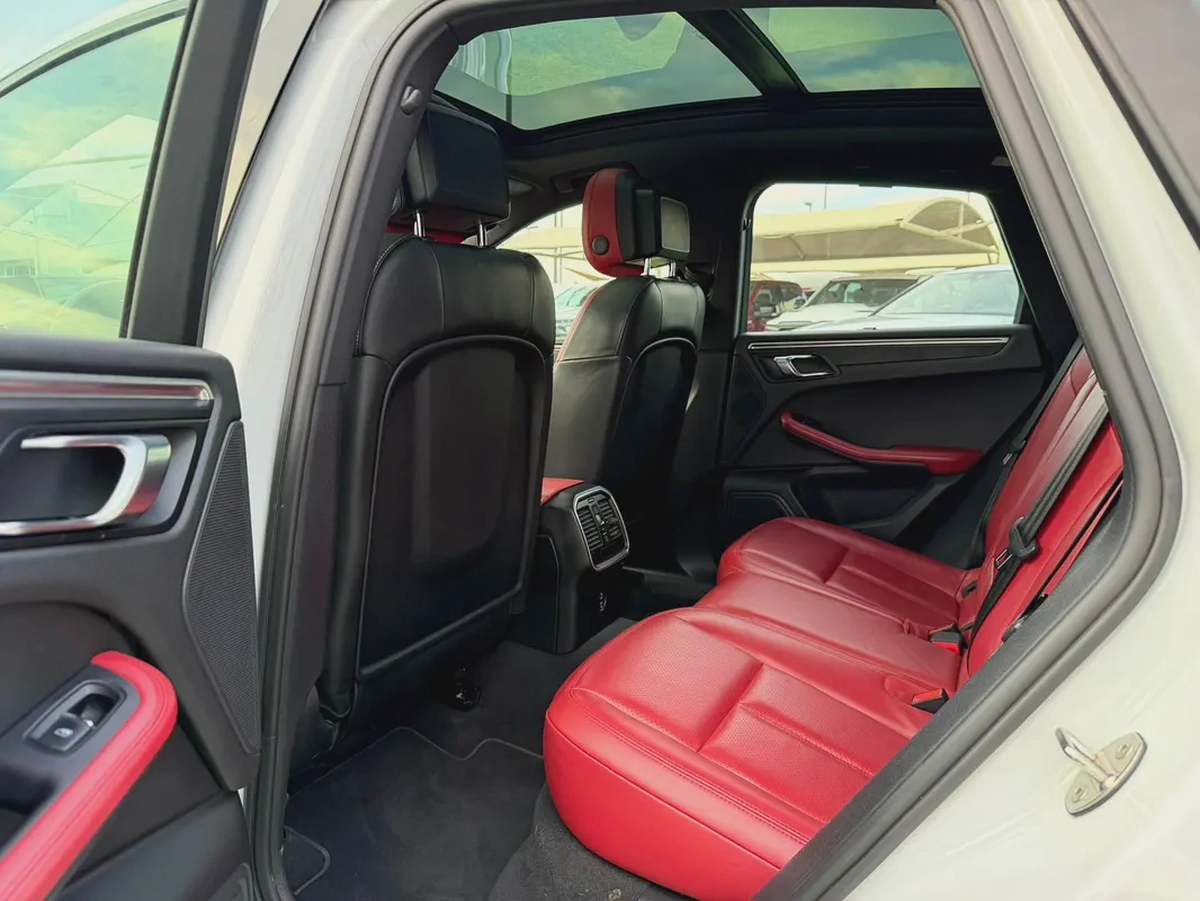 (2020) PORSCHE //MACAN// GCC FULL OPTION -ORIGINAL PAINT--11-11