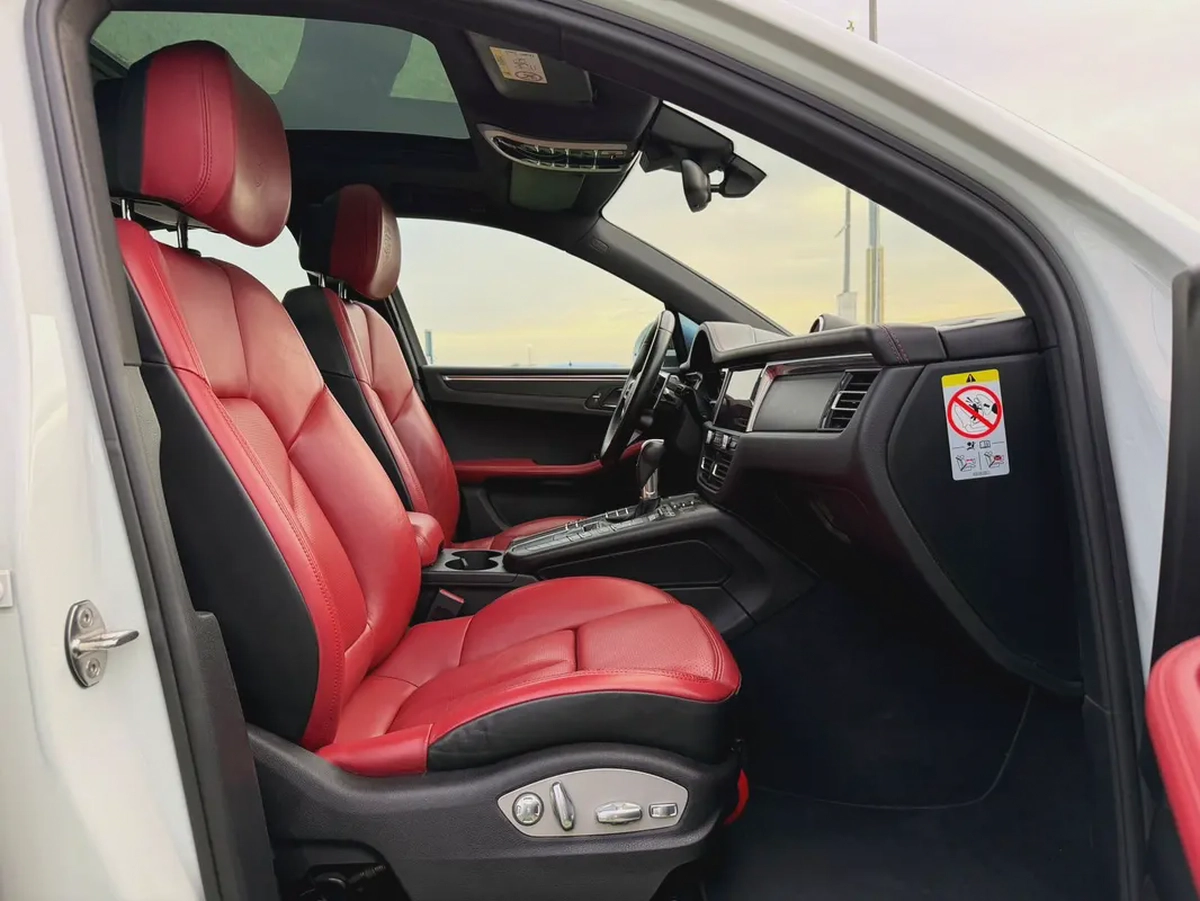 (2020) PORSCHE //MACAN// GCC FULL OPTION -ORIGINAL PAINT--14-14
