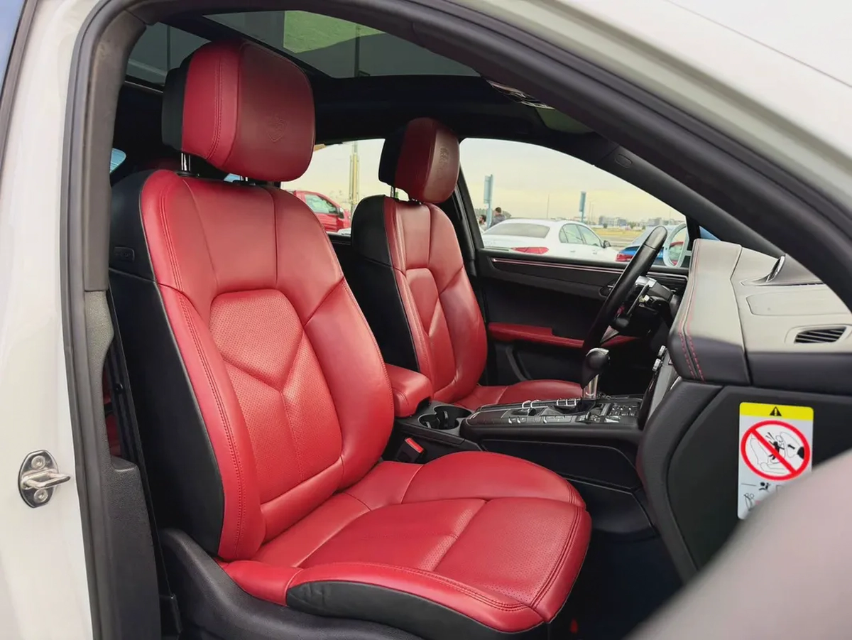 (2020) PORSCHE //MACAN// GCC FULL OPTION -ORIGINAL PAINT--15-15