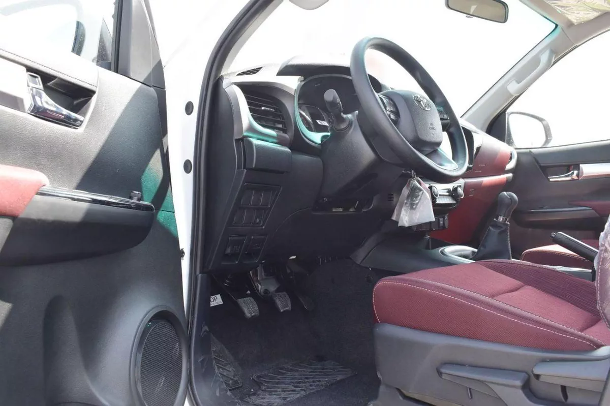 Toyota Hilux SGLX 2.7L V4 PETROL MANUL-7-0