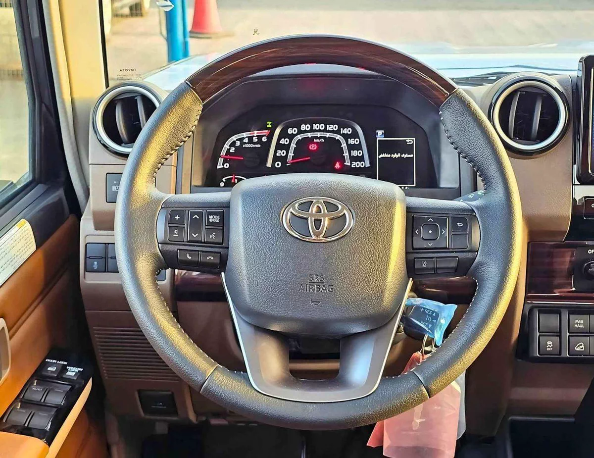 Toyota Land Cruiser Pick Up LX-Z1 LC79 / DOUBLE CABIN AUTOMATIC / 2.8L DIESEL V4 4WD / LETAHER WITH REAR CAMERA / (CODE # LX-Z1)-10-0