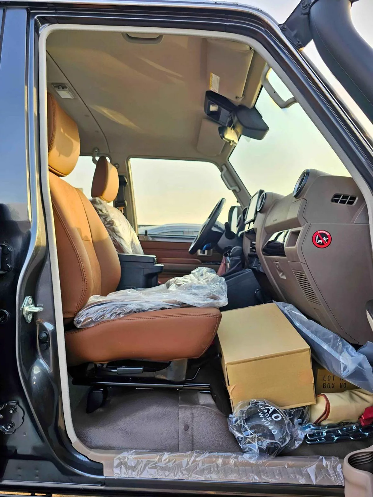 Toyota Land Cruiser Pick Up LX-Z1 LC79 / DOUBLE CABIN AUTOMATIC / 2.8L DIESEL V4 4WD / LETAHER WITH REAR CAMERA / (CODE # LX-Z1)-6-0
