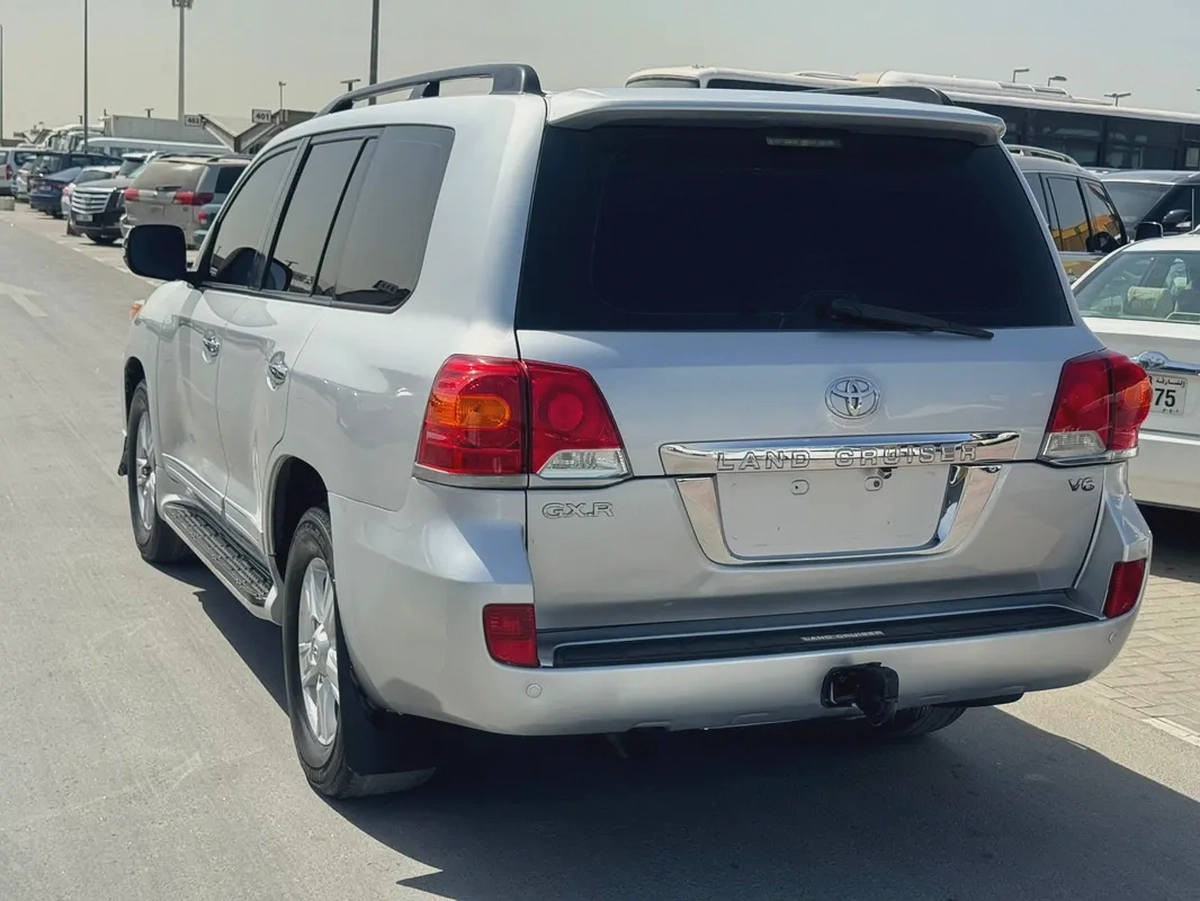 Toyota land cruise 2011 v6 fullopshin silver color GCc calen car