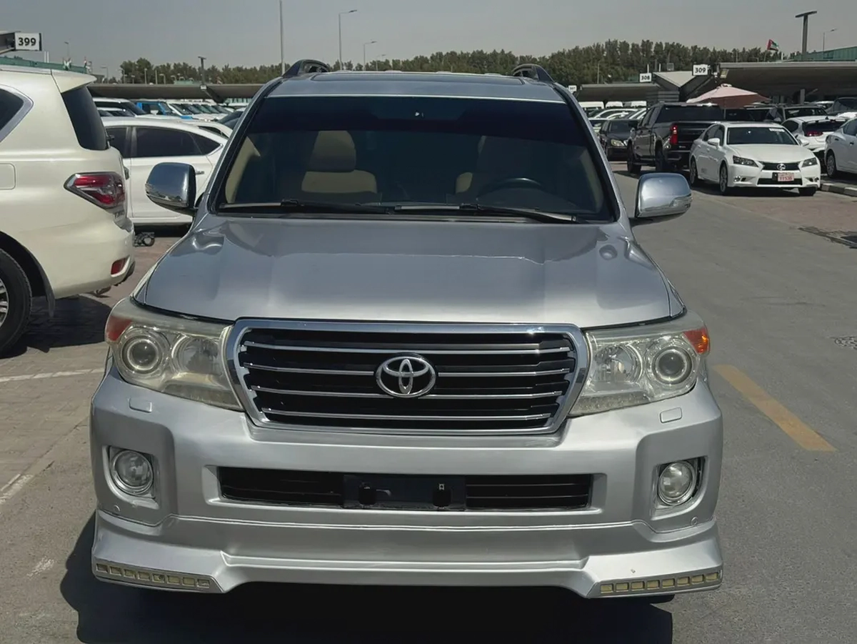 Toyota land cruise 2011 v6 fullopshin silver color GCc calen car