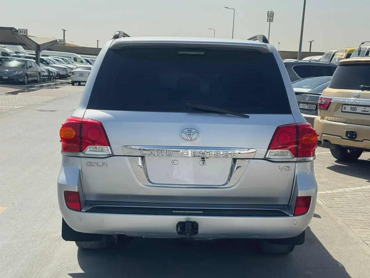 Toyota land cruise 2011 v6 fullopshin silver color GCc calen car