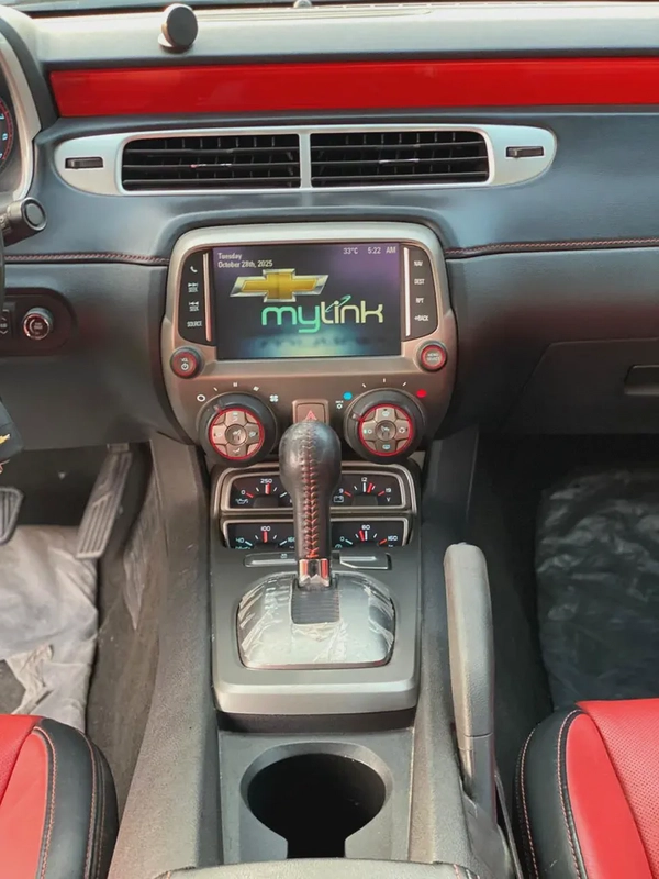 (2015) CHEVROLET CAMARO //GCC//FULL OPTION//LOW MILLAGE//ORIGINAL PAINT//EXCELLENT CONDITION//