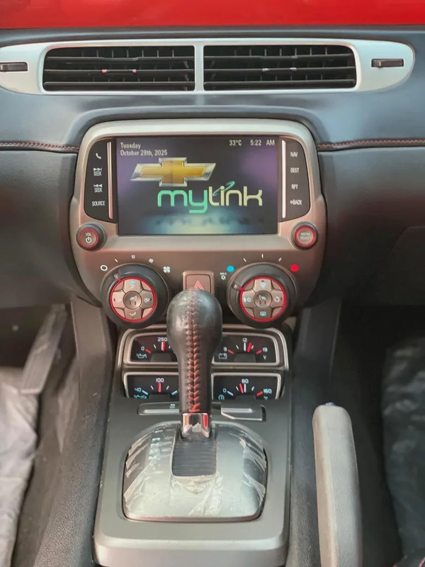 (2015) CHEVROLET CAMARO //GCC//FULL OPTION//LOW MILLAGE//ORIGINAL PAINT//EXCELLENT CONDITION//