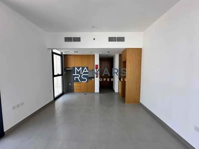 Brand new studio with gym pool and parking-7