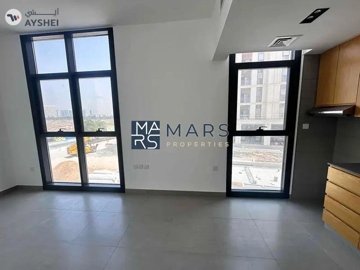 Brand new studio with gym pool and parking-4-4