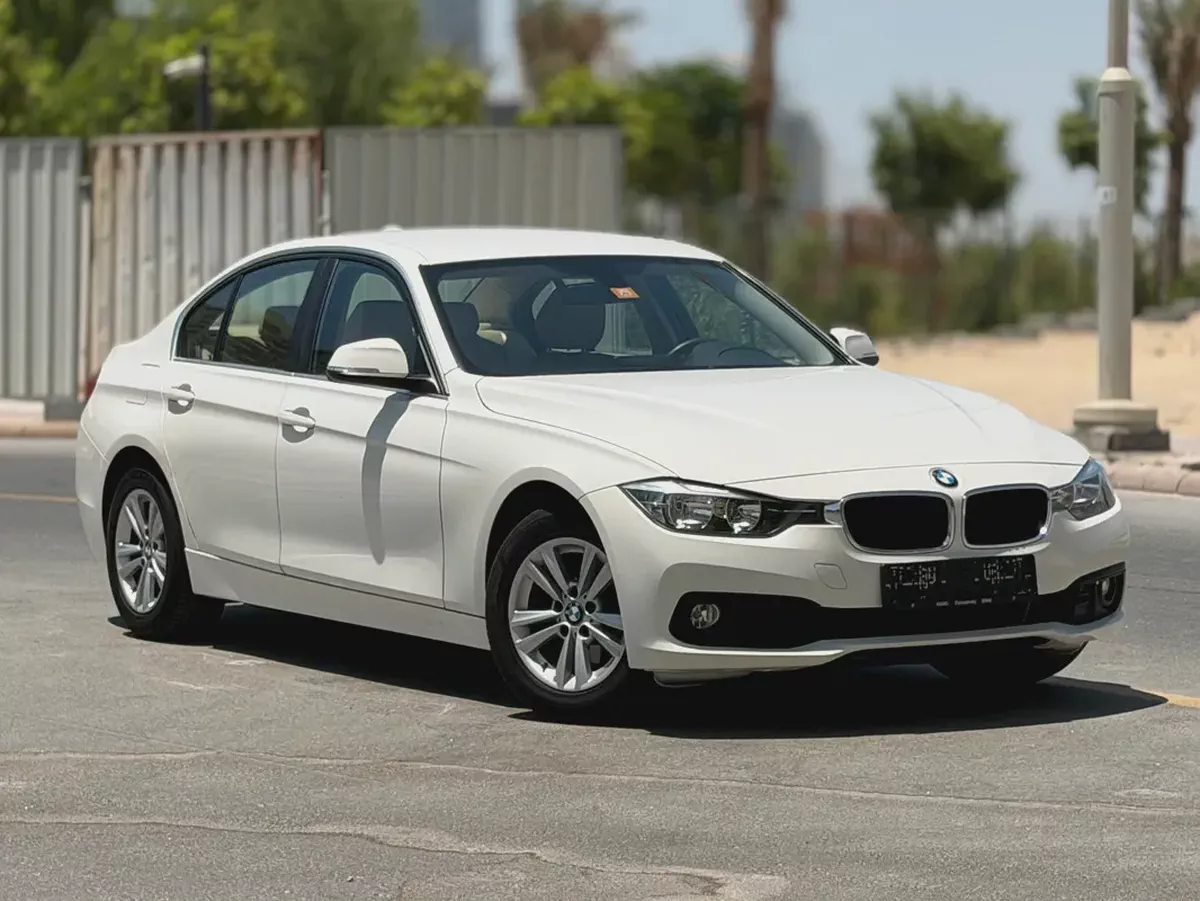 Stunning 2017 BMW 318i Executive - GCC Specs-2-2