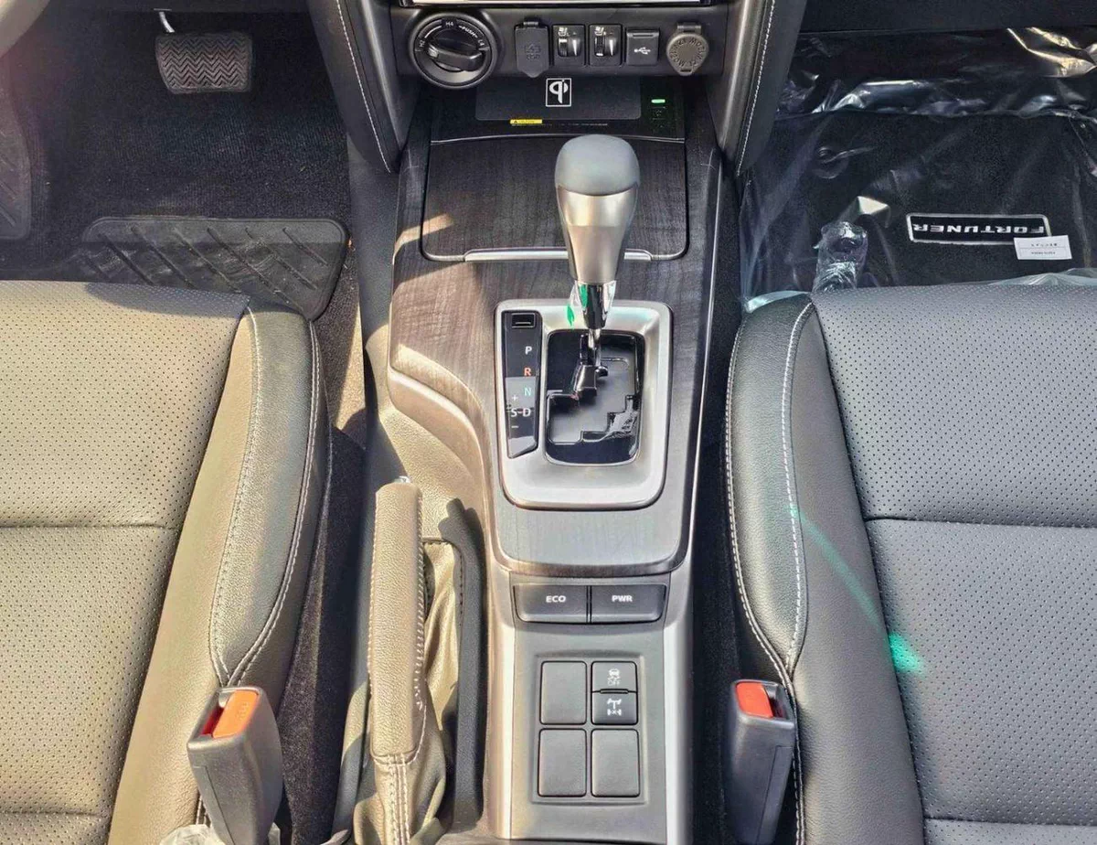 Toyota Fortuner SR5 ADVENTURE || LEATHER PWR SEATS | CLIM SEATS | AUTO REAR DOOR | KEYLESS | | DIFF LOCK | AUTO AC |-21-0