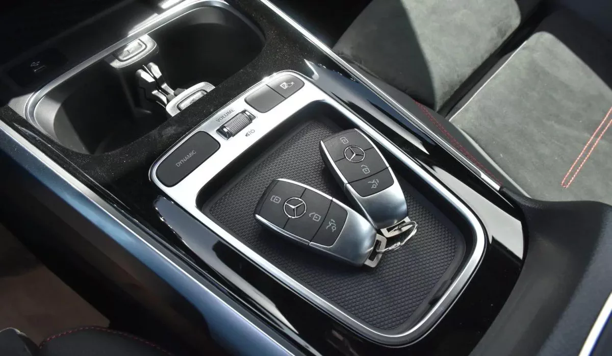 MERCEDES BENZ GLB250 AMG 4MATIC 2025 | WHITE-3-3