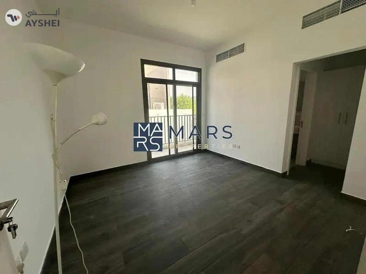 Lavish 4 Bedrooms Townhouse is Second Phase Corner unit is available for Sales