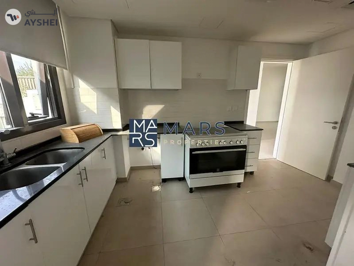 Lavish 4 Bedrooms Townhouse is Second Phase Corner unit is available for Sales