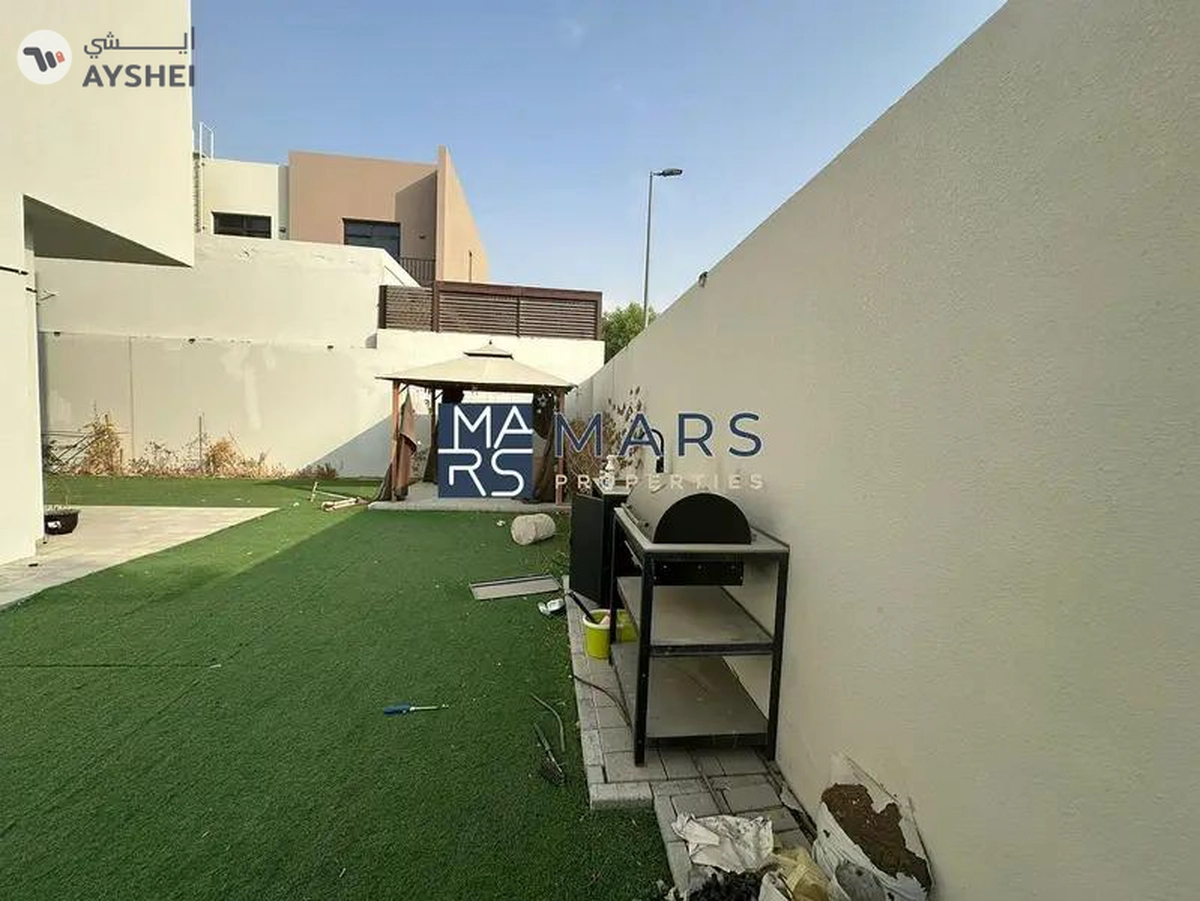 Lavish 4 Bedrooms Townhouse is Second Phase Corner unit is available for Sales