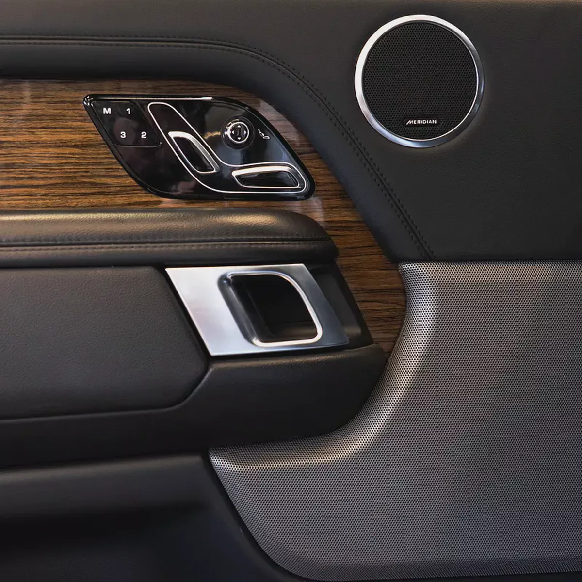AED 2,490 p.m • 0% Downpayment • Range Rover Vogue Supercharged • 1 Year Warranty-7-7