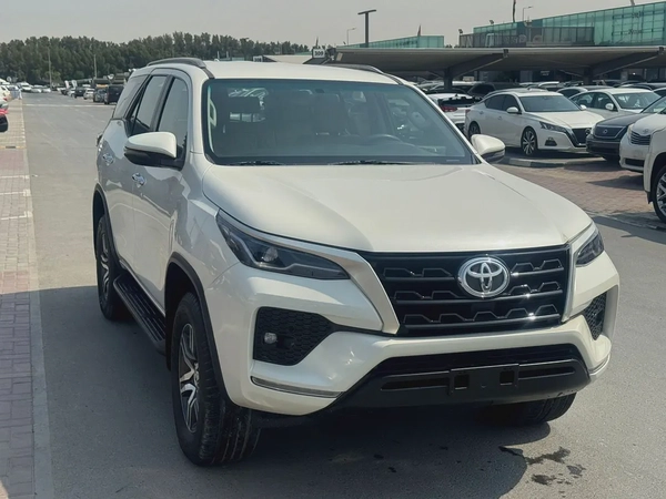 Toyota fortuner 2020 white color GCC calen car