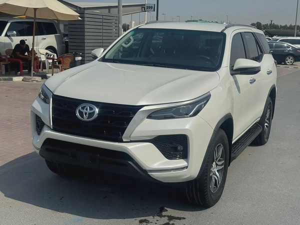 Toyota fortuner 2020 white color GCC calen car