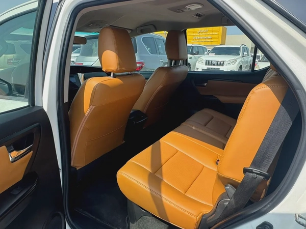 Toyota fortuner 2020 white color GCC calen car