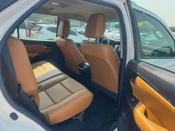 Toyota fortuner 2020 white color GCC calen car