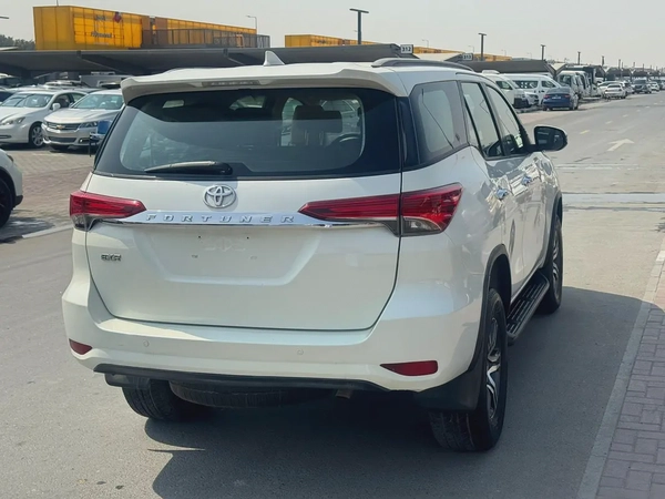 Toyota fortuner 2020 white color GCC calen car