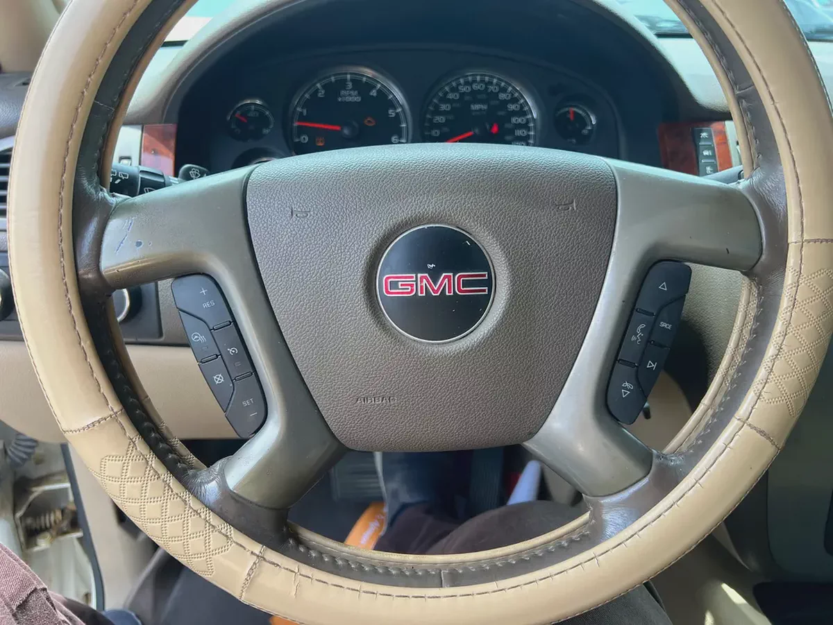 GMC Yukon SLE 2014 - American Specs - GCC Car-14-14