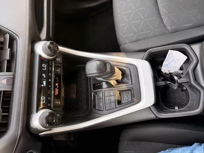 Toyota RAV4 XLE 2.5L AWD Full option 2023-8