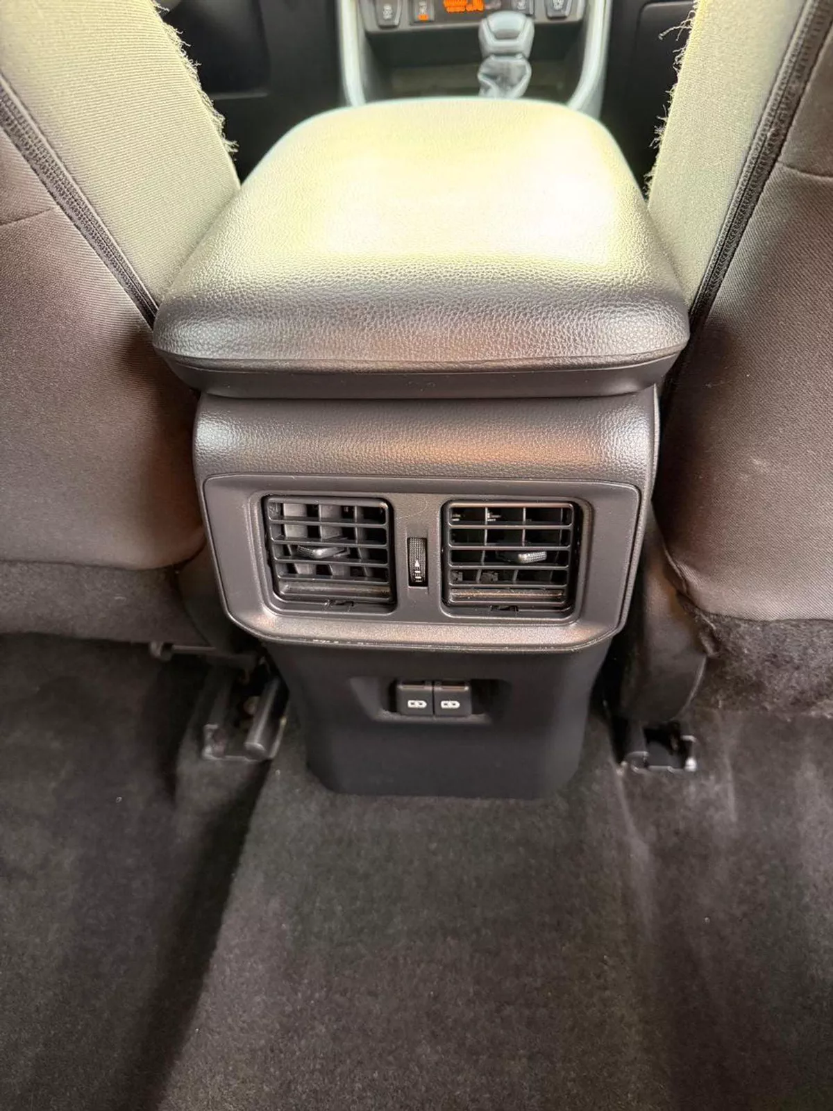 Toyota RAV4 XLE 2.5L AWD Full option 2023-18-0
