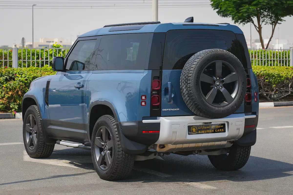 LAND ROVER DEFENDER SE P300 2024!! GCC SPECS!! WARRANTY AND SERVICE CONTRACT FROM AL TAYER-15-15