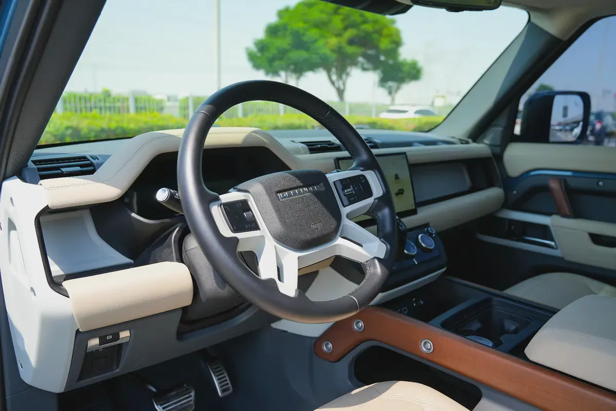 LAND ROVER DEFENDER SE P300 2024!! GCC SPECS!! WARRANTY AND SERVICE CONTRACT FROM AL TAYER-4-4