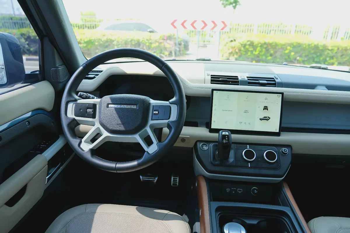LAND ROVER DEFENDER SE P300 2024!! GCC SPECS!! WARRANTY AND SERVICE CONTRACT FROM AL TAYER-5-5