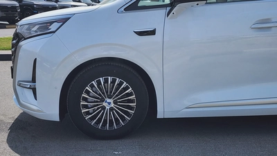 Denza D9 AWD (White)-4