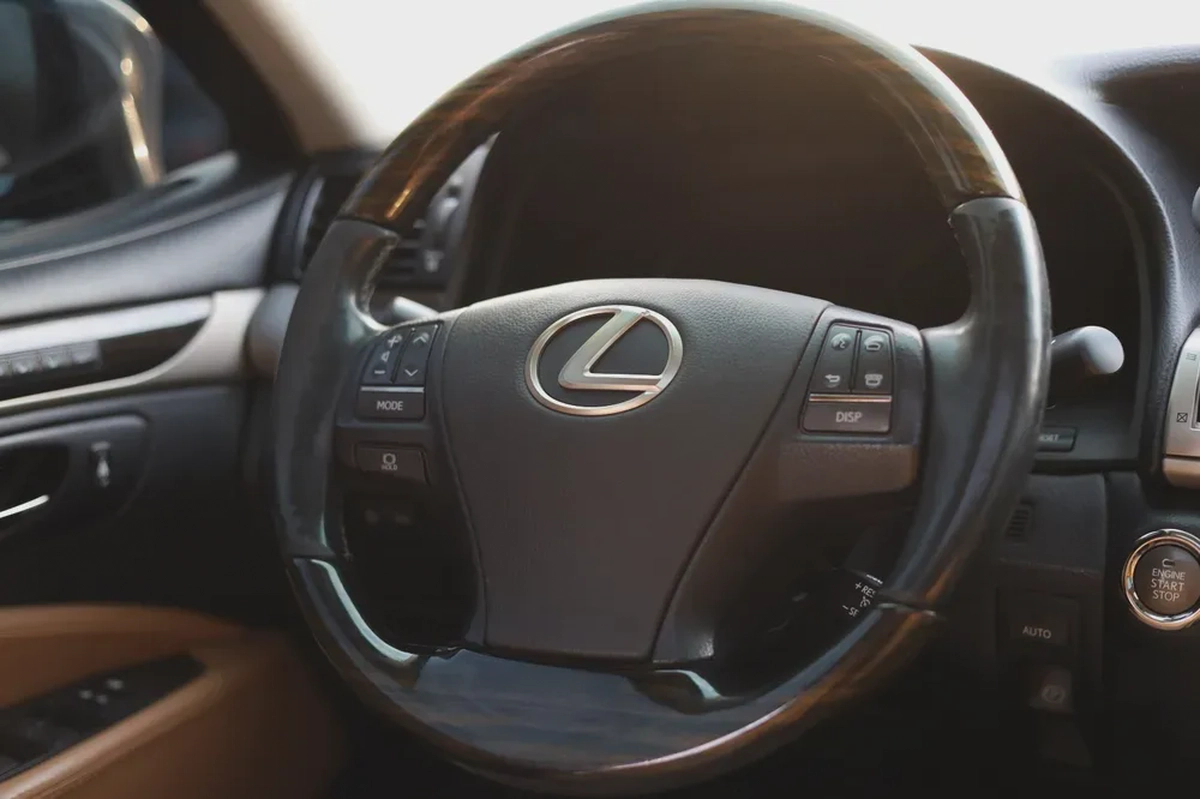 Used Lexus LS 460 4 door 4.6L SWB 2014-9-9