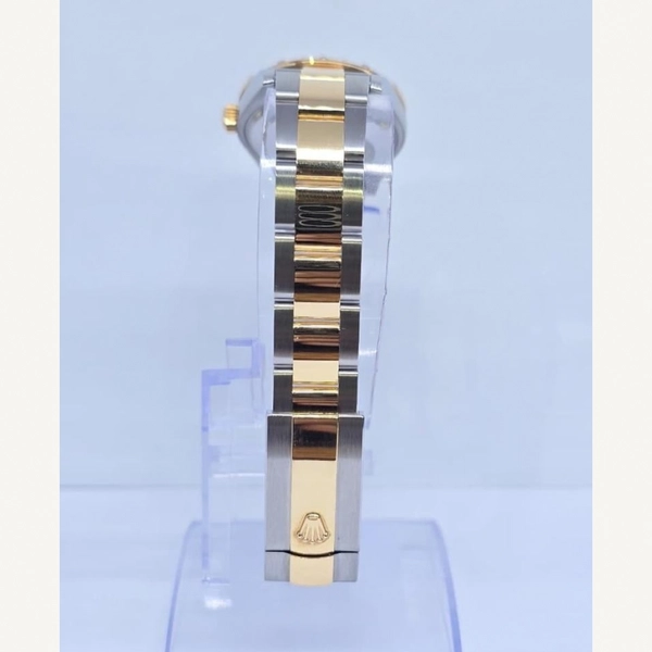 Rolex Datejust Mother of Pearl Diamond Dial 31mm with Oyster Bracelet | Condition: Like new & unworn | Year of production 2021 | Original box | Original papers