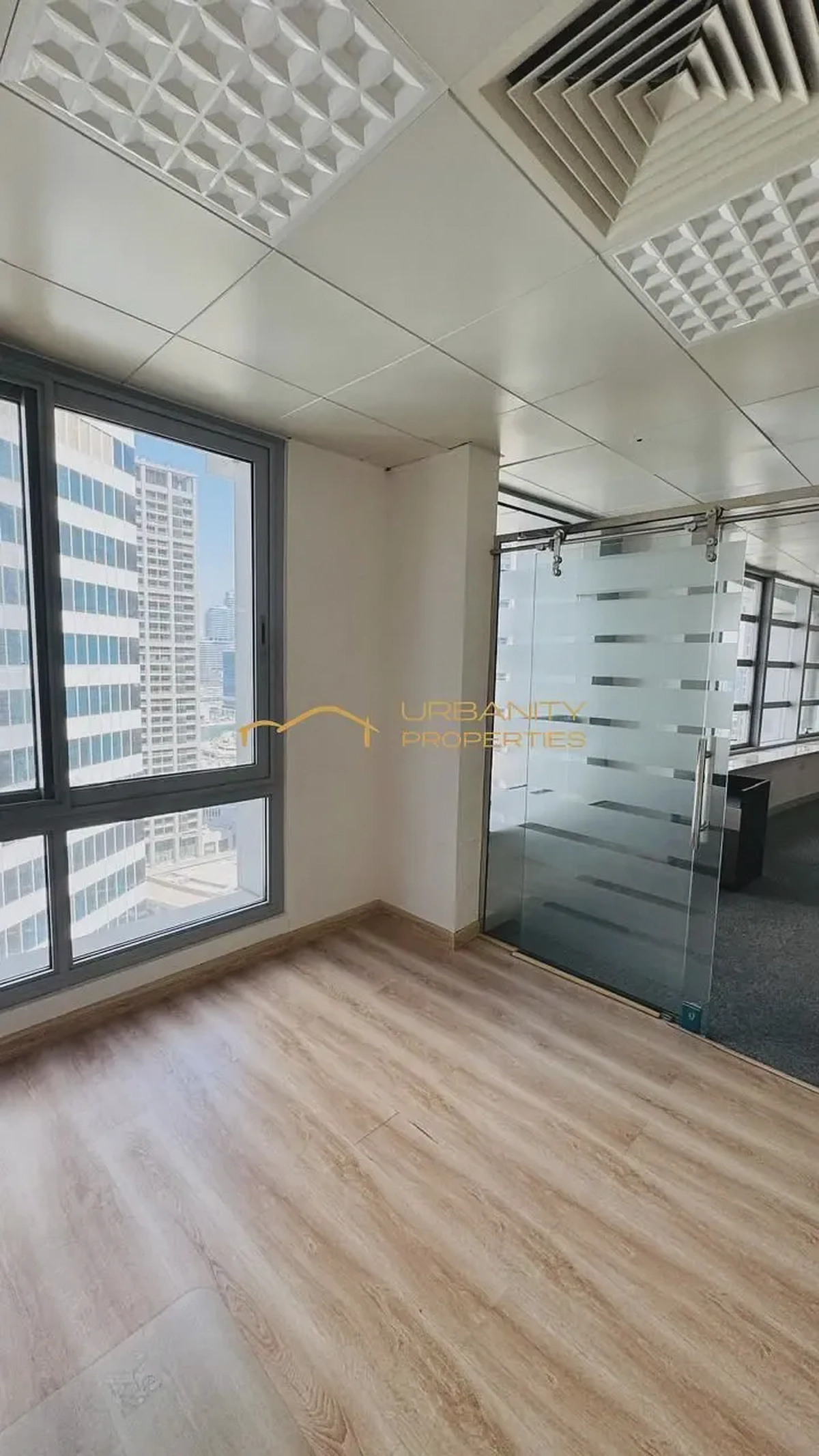 Exclusive Office in Silver Tower | Panoramic Canal & City Views-2-2